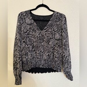 1 state Women's Black and White Snake Print Blouse size small